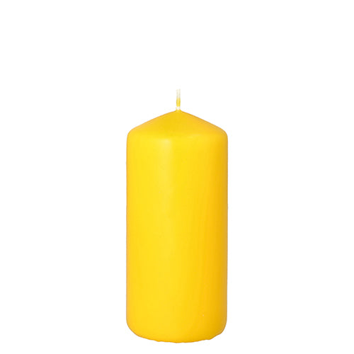 Eine solide gelbe Stumpenkerze (Ø 60 mm, 130 mm) der PAPSTAR GmbH mit abgerundeter Spitze und einem einzelnen, unbeleuchteten Docht steht aufrecht vor einem schlichten weißen Hintergrund.