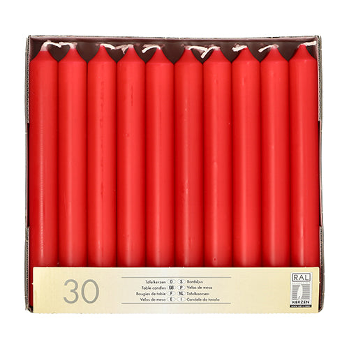 Eine Schachtel mit 30 Starpak Tafelkerzen (Ø 2,1 cm, 19,6 cm) enthält in zwei Reihen angeordnete rote Kerzen und ein cremefarbenes Etikett mit „30“ und mehrsprachigem Text – ideal für eine elegante Tischdekoration.