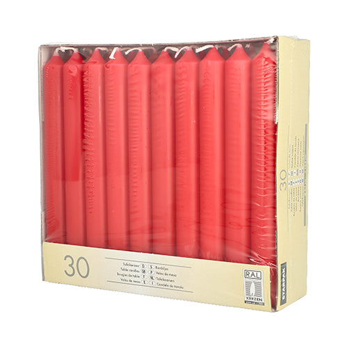Eine Schachtel mit 30 roten Starpak-Tafelkerzen (Ø 2,1 cm · 19,6 cm), ordentlich angeordnet in einer durchsichtigen Kunststoffverpackung mit beigen und weißen Akzenten – ideal für die Tischdekoration.