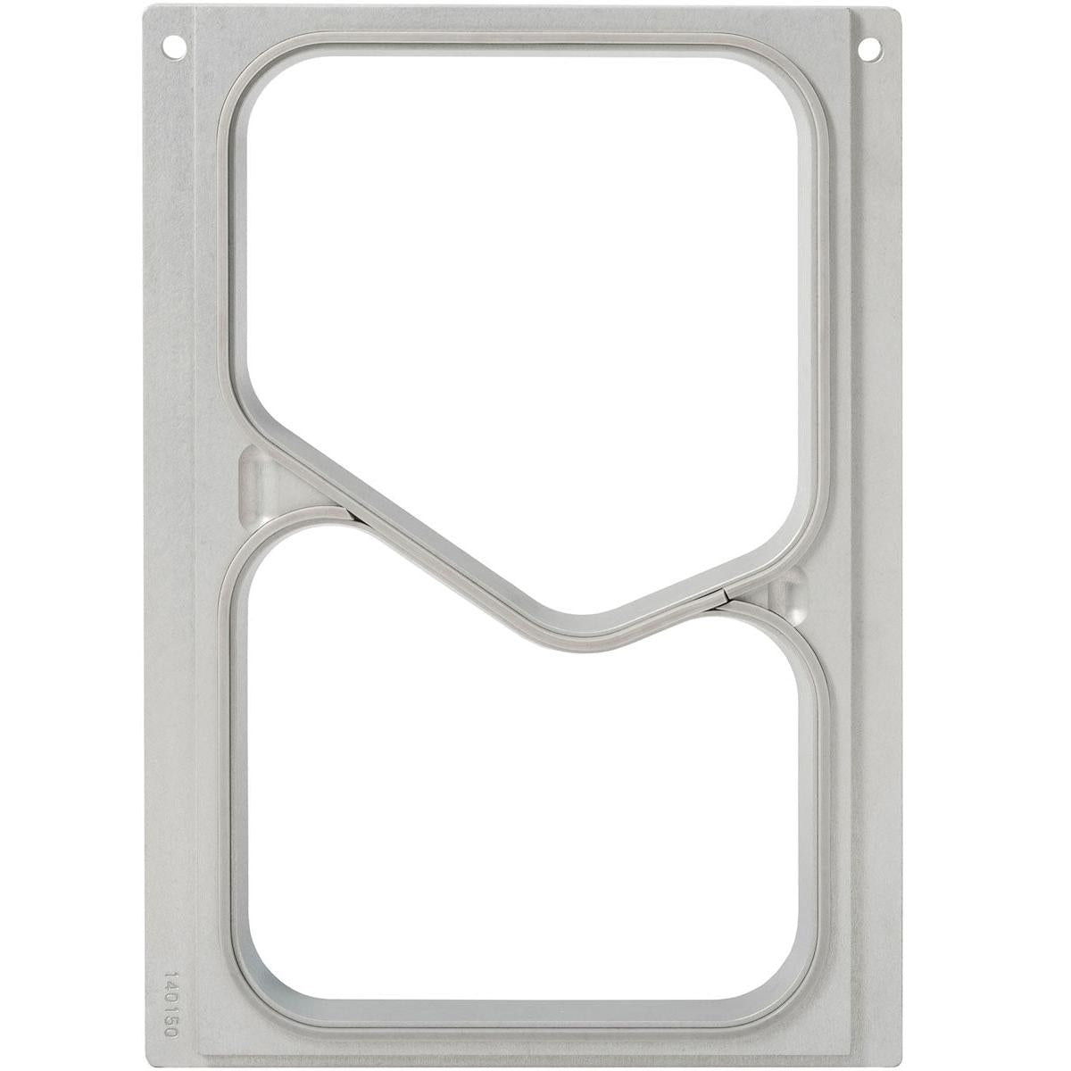 Die Duni GmbH Kassette DF10/20 2-comp f. PP 1/4 GN Menüschalen 630/490 ml (Packung, 1 Stück) ist eine rechteckige Metallschale mit zwei großen, durch eine schräge Trennwand geteilten Fächern zur Aufbewahrung von Lebensmitteln. Einfarbig weißer Hintergrund.