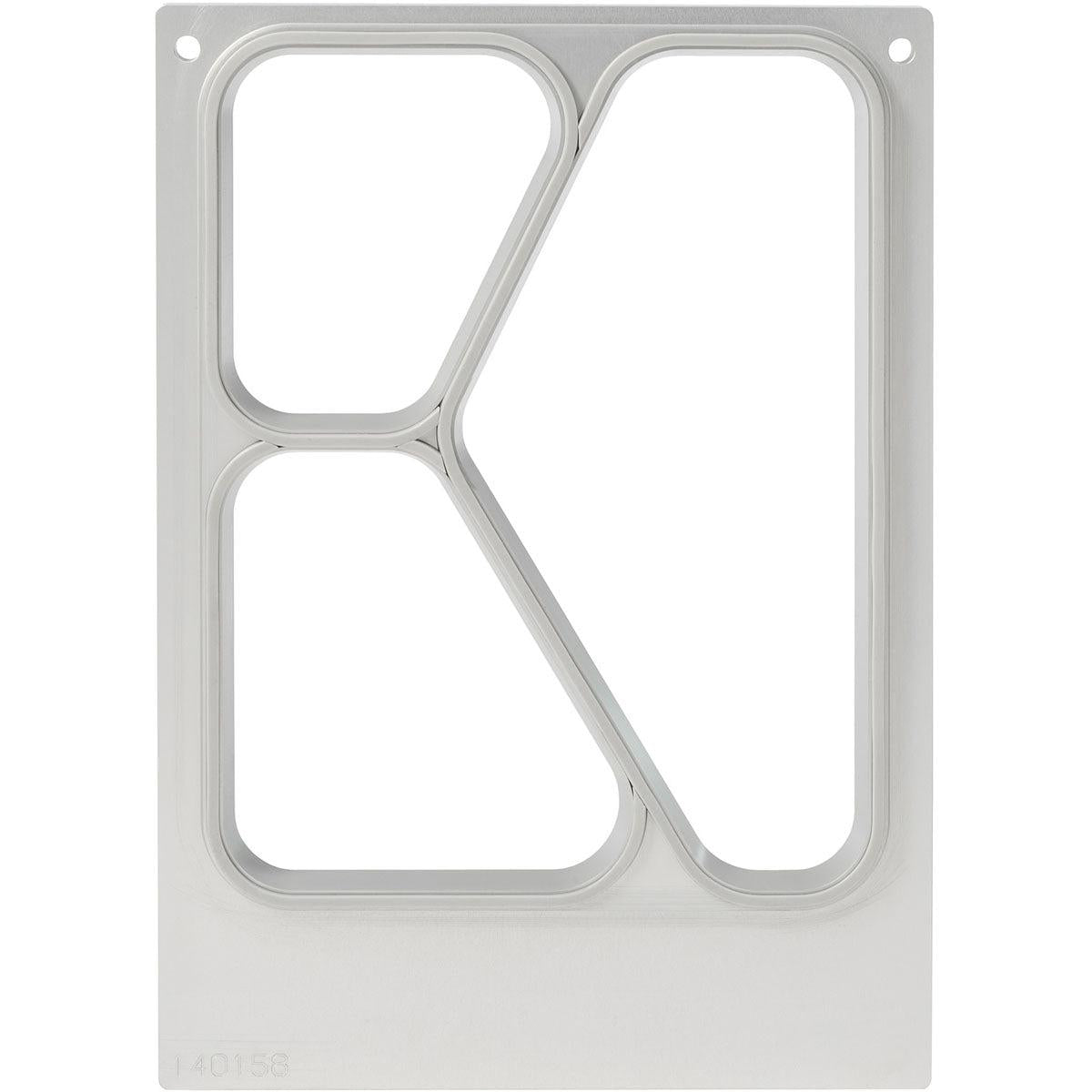 Die Kassette DF10/20 3-comp der Duni GmbH ist eine silberne Metallplatte für CPET Schalen (430/225/165, 525/275/205 ml) mit drei geometrischen Ausschnitten, die ein "K" bilden, zwei runden Löchern an den oberen Ecken und der Seriennummer "140158" unten links.