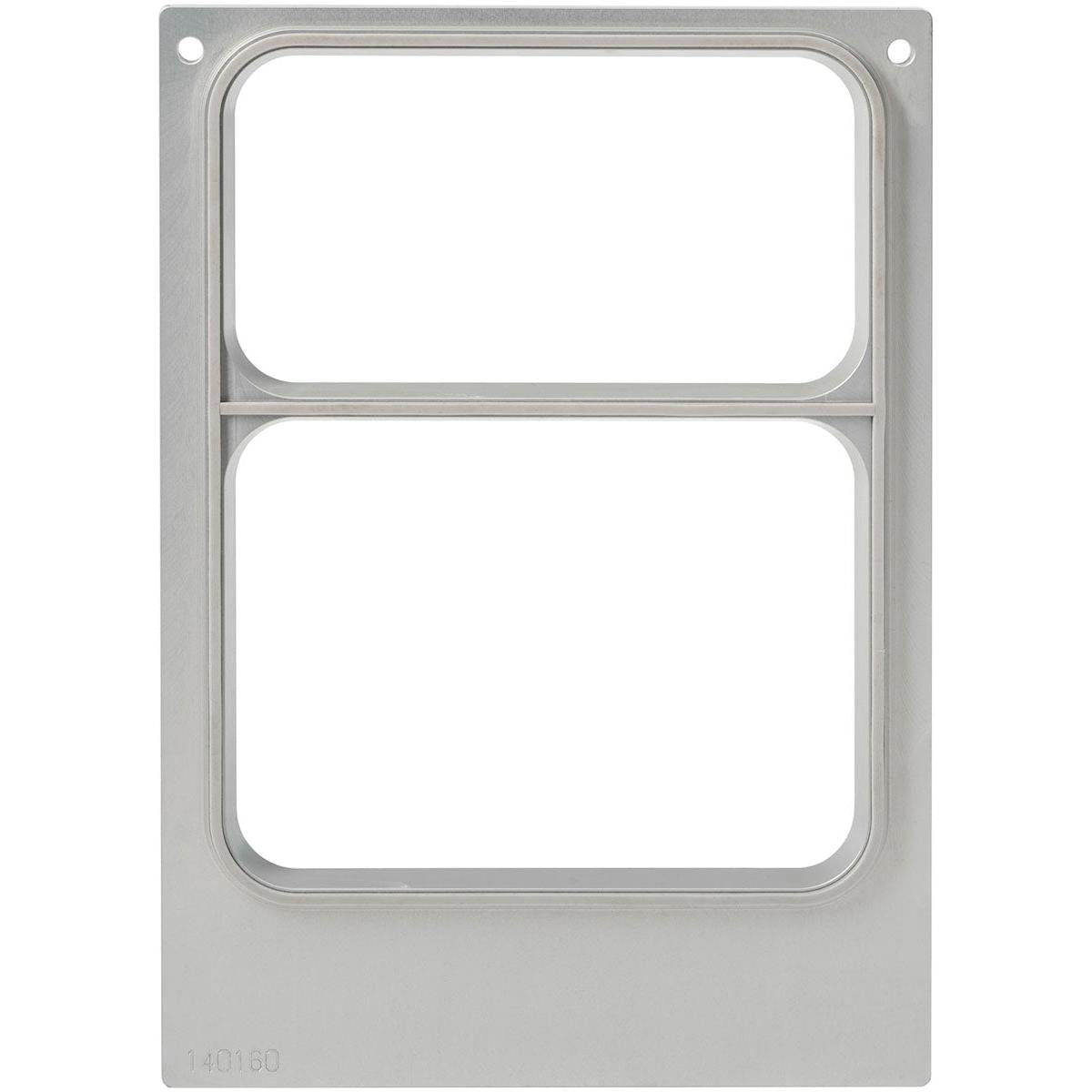 Die Kassette DF10/20 2-comp von Duni GmbH ist ein rechteckiger Metallrahmen für CPET Schalen 515/370, 655/455 ml, mit zwei Ausschnitten, einem Querbalken und zwei kleinen Löchern. Die Nummer ist unten links eingraviert. Ideal für Lebensmittelaufbewahrung.