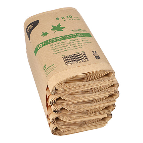 Ein Stapel PAPSTAR 50 Abfallbeutel Kraftpapier 10l (35x21x15cm), braun, der PAPSTAR GmbH, gefaltet und umwickelt mit einer bedruckten Banderole mit der Aufschrift „kompostierbar“ und „Recyclingmaterial“, gebündelt zu einem rechteckigen Block.
