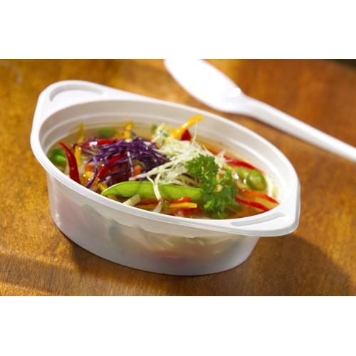 Eine Starpak 100 Suppenschalen, PP rund, Ø 15,6 cm, enthält eine kräftige Gemüsesuppe mit roter Paprika, Kohl, Erbsen und Petersiliengarnitur auf einem Holztisch neben einem weißen Plastiklöffel.
