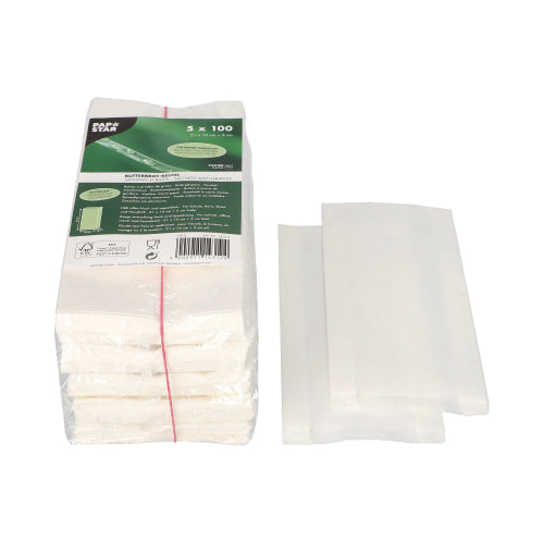 Links ist eine versiegelte Packung PAPSTAR 500 Butterbrotbeutel (21 x 10 x 3 cm, weiß, fettdicht) der PAPSTAR GmbH abgebildet, rechts sind zwei Beutel abgebildet. Die Verpackung hat ein grün-weißes Etikett und wird in Schrumpffolie geliefert.
