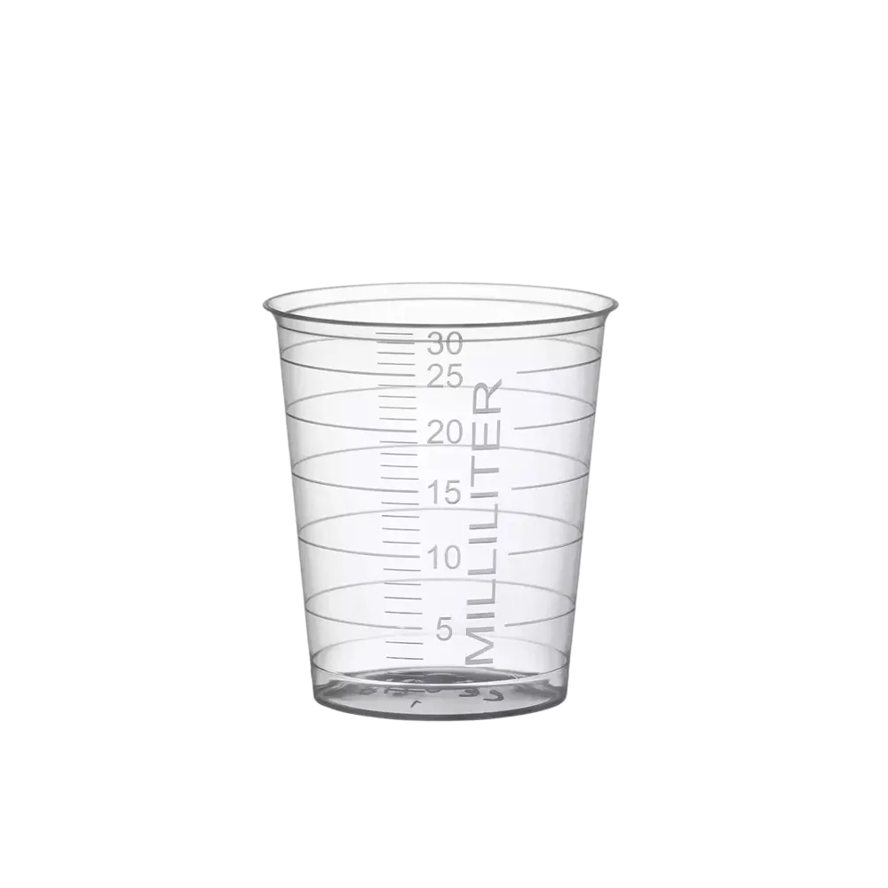Ein transparenter AMPri PP Medizinbecher 30 ml aus Polypropylen mit Millilitermarkierungen von 5 bis 30, hergestellt von AMPri Handelsgesellschaft mbH, steht leer vor einem weißen Hintergrund.