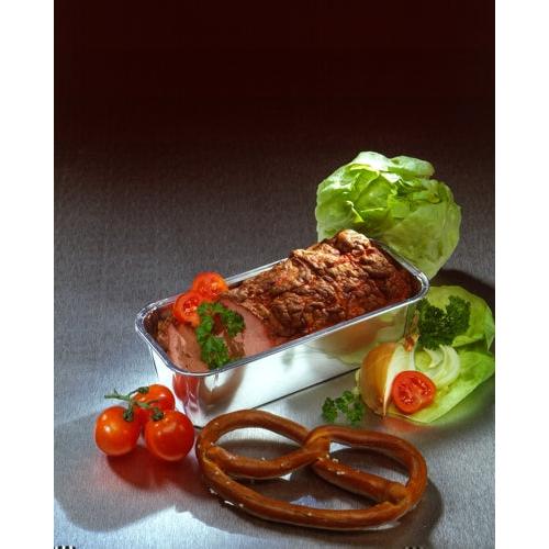 Auf einer eckigen Starpak 10 Kastenformen-Schale (1,09 l, 6 cm x 10,2 cm x 23 cm) befinden sich Hackbratenscheiben mit Tomaten und Petersilie. Um die Schale herum liegen Salat, Kirschtomaten, eine Brezel und eine Zwiebelhälfte, garniert mit Petersilie und Tomaten.