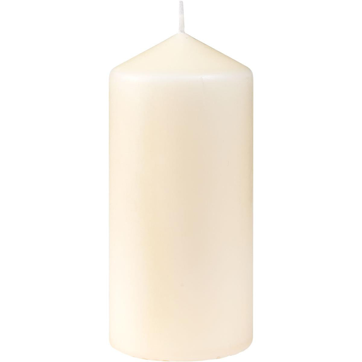 Ein schlichter weißer Stumpenkerzen (ca. 40h, 130 x 60 mm) der Duni GmbH steht aufrecht mit einem zentrierten Docht vor weißem Hintergrund.