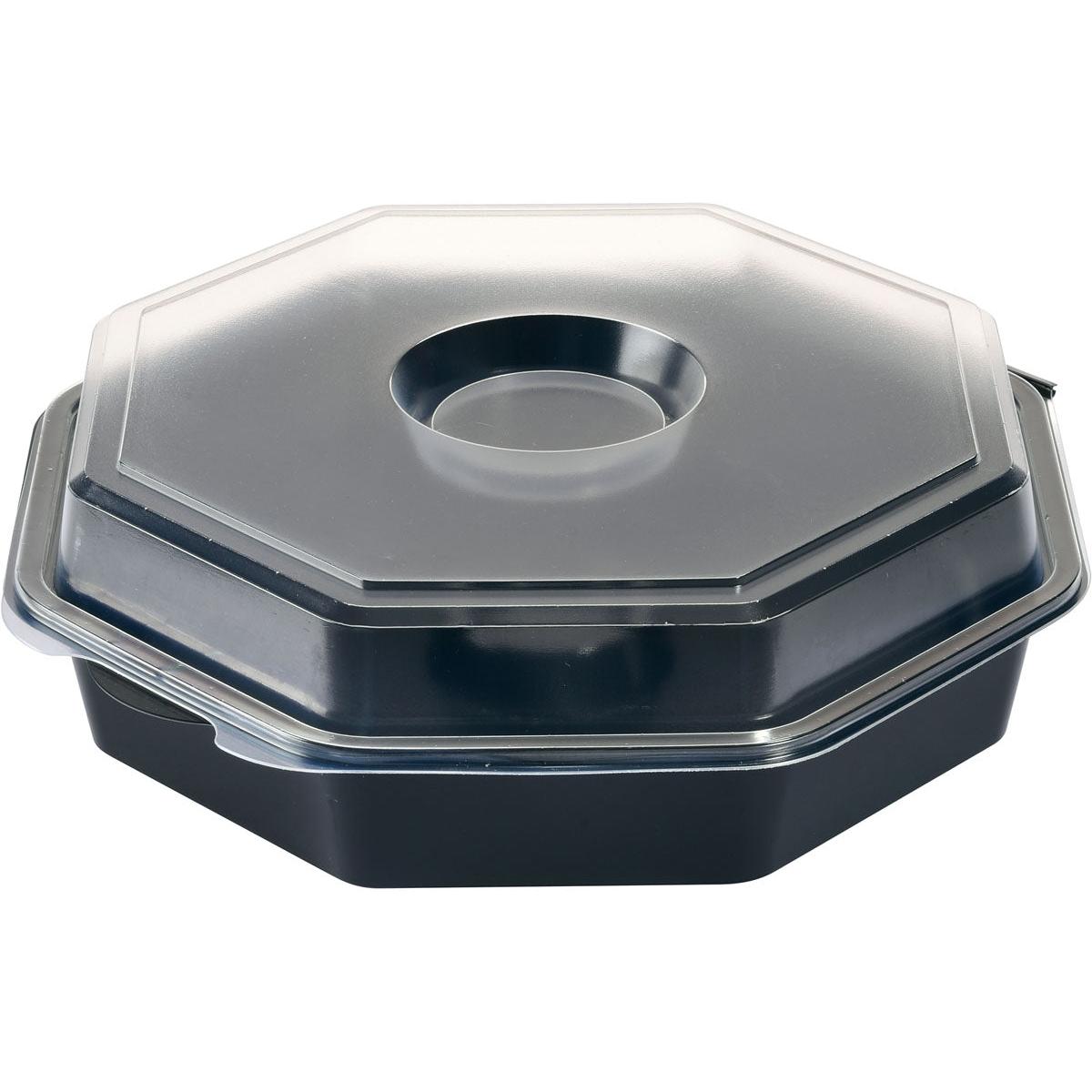 Der Octaview® mit Glas Schwarz / Transparent PS der Duni GmbH ist ein schwarzer, achteckiger Takeout-Behälter mit klarem Deckel, der in der Mitte eine runde Vertiefung aufweist - ideal für die elegante Präsentation von Speisen.