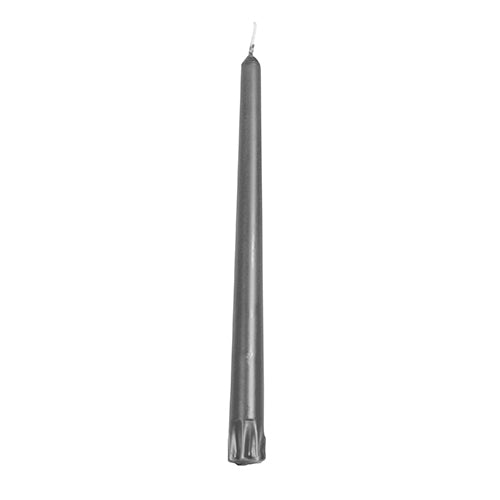 Eine einzelne unbeleuchtete PAPSTAR 8 Leuchterkerze (2,2 x 25 cm, 100% Stearin) der PAPSTAR GmbH steht aufrecht mit sichtbarem Docht auf weißem Grund - perfekt für alle, die Leuchterkerzen mit langer Brenndauer benötigen.