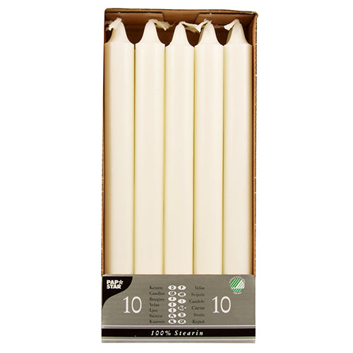 Ein PAPSTAR Papptray fasst 10 weiße Kronkerzen (Ø 2,2 cm, 24 cm) aus 100 % Stearin, aufrecht stehend und mit dem Etikett der PAPSTAR GmbH versehen.