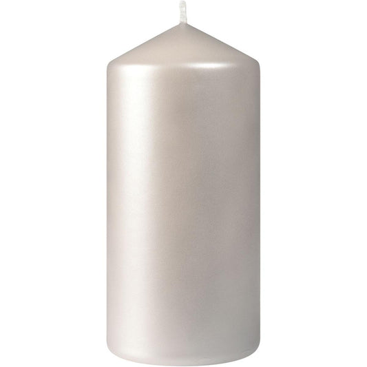 Die Duni GmbH Stumpenkerzen, ca. 50h 150 x 70 mm, ist eine hohe, silberne Stumpenkerze mit spitzer Spitze und sichtbarem Docht, die aufrecht vor einem schlichten weißen Hintergrund steht und bis zu 50 Stunden Brenndauer bietet.