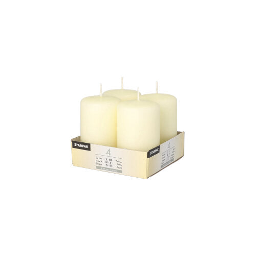 Vier unbenutzte Starpak 4 Stumpenkerzen Ø 50 mm · 80 mm „Ivory“ mit Flachkopf stehen aufrecht in einer beschrifteten Pappschale, Dochte unverbrannt, auf einem schlichten weißen Untergrund.