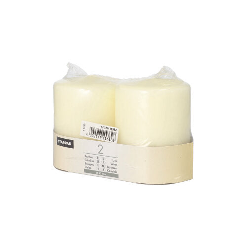 Zwei weiße Starpak 2 Stumpenkerzen Ø 80 mm mit Flachkopf sind zusammen in transparentem Kunststoff verpackt und verfügen über ein beiges Etikett mit Produktinformationen und Barcode auf einem schlichten weißen Hintergrund.