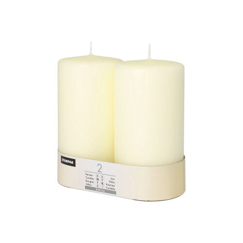 Zwei Starpak Stumpenkerzen Ø 80 mm mit Flachkopf stehen im schlichten Kartonhalter mit Etikett – ein Hauch zeitloser Eleganz für jedes Ambiente.