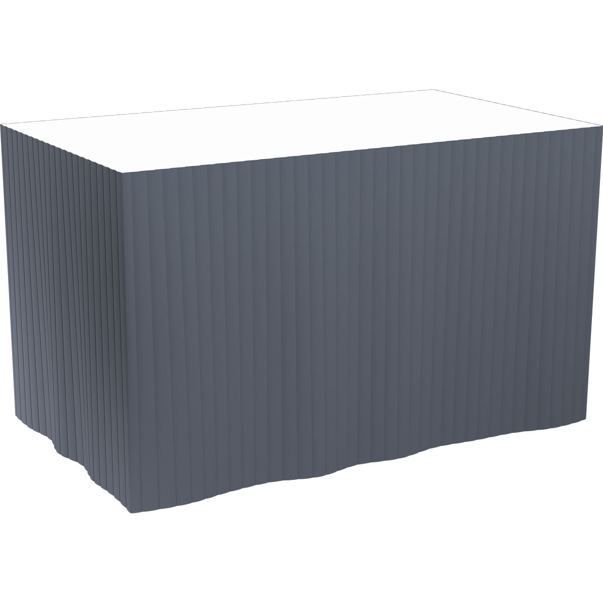 Ein rechteckiger Tisch mit weißem Tischtuch wird mit einem grauen, selbstklebenden Dunicel-Tableskirt (72 cm, 5x4 m) der Duni GmbH geschmückt, der elegant an den Seiten herunterhängt.