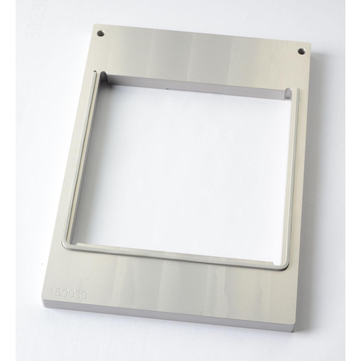 Die Kassette DF10/20 quadratisch, L, 1000 ml von Duni GmbH ist ein rechteckiger Metallrahmen mit einem großen quadratischen Ausschnitt in der Mitte, abgerundeten Innenkanten, zwei Löchern an den oberen Ecken und einer stark reflektierenden Oberfläche - perfekt für die Präsentation von Pappboxen.