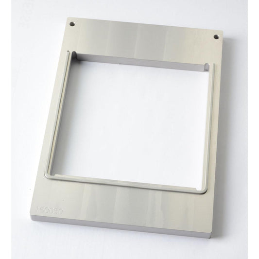 Die Kassette DF10/20 quadratisch, L, 1000 ml von Duni GmbH ist ein rechteckiger Metallrahmen mit einem großen quadratischen Ausschnitt in der Mitte, abgerundeten Innenkanten, zwei Löchern an den oberen Ecken und einer stark reflektierenden Oberfläche - perfekt für die Präsentation von Pappboxen.