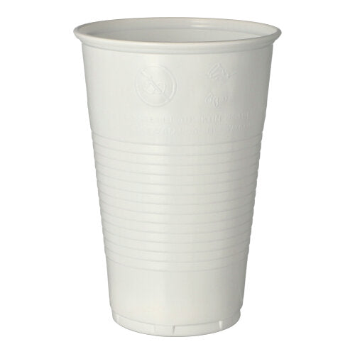 Ein weißer Starpak Trinkbecher (0,5l, 9,5cm Ø, 13,7cm hoch) mit Schaumstoffrand aus Polypropylen mit horizontalen Rillen steht aufrecht auf weißem Untergrund. Erhältlich in Packungen zu 50 Stück in Folienverpackung.