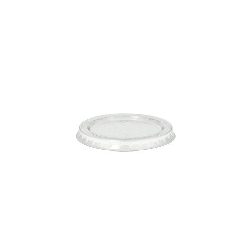 Der Starpak 100 Deckel ist ein transparenter, runder PS-Kunststoffdeckel (Ø 6,7 cm, Höhe 1 cm) auf schlichtem weißem Hintergrund. Er ist für Einwegbecher oder -behälter konzipiert, verfügt über einen leicht erhöhten Rand und wird in einer Packung zu 100 Stück geliefert.