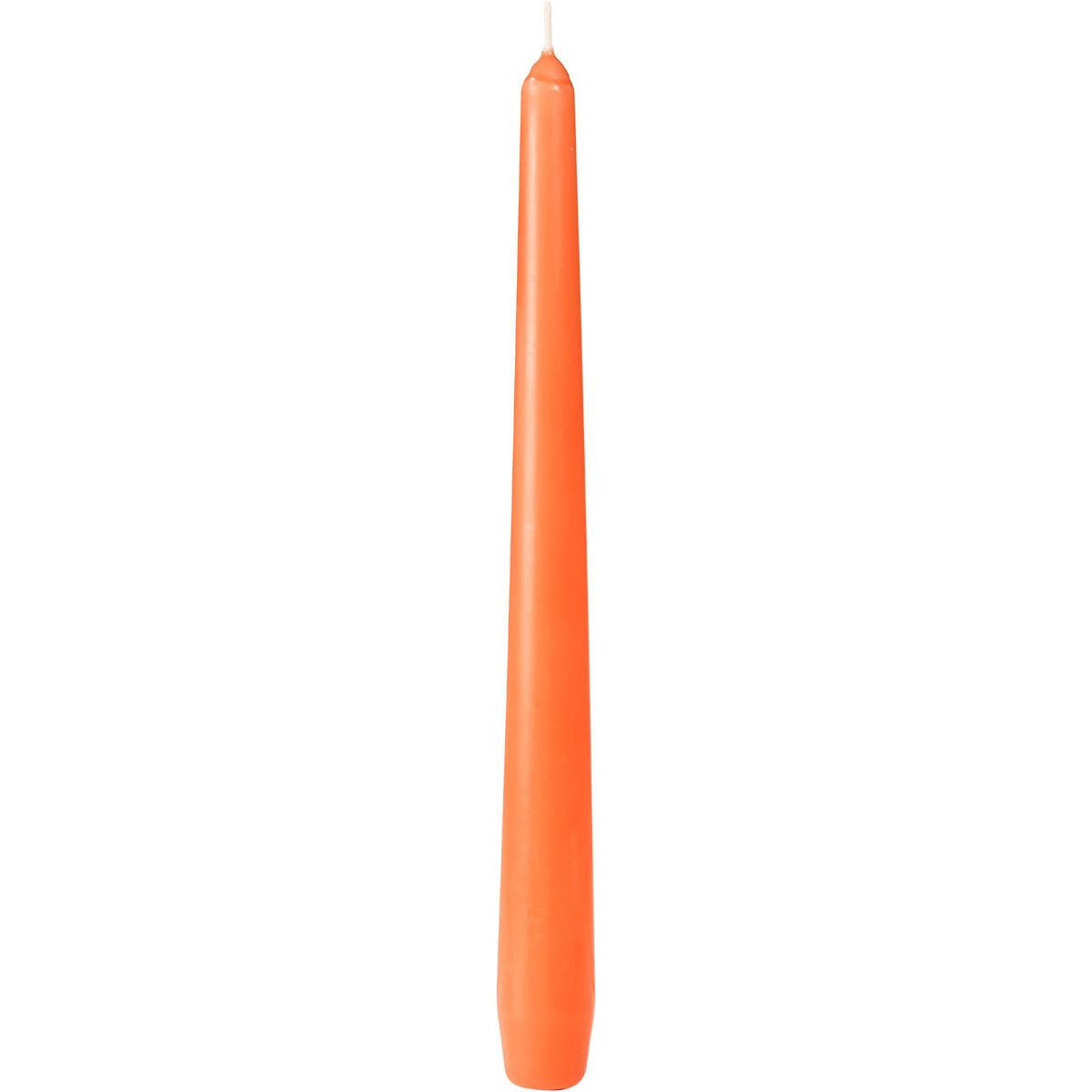 Eine unbeleuchtete orangefarbene Duni GmbH Leuchterkerze (ca. 7h, 250 x 22 mm) steht aufrecht vor einem weißen Hintergrund.