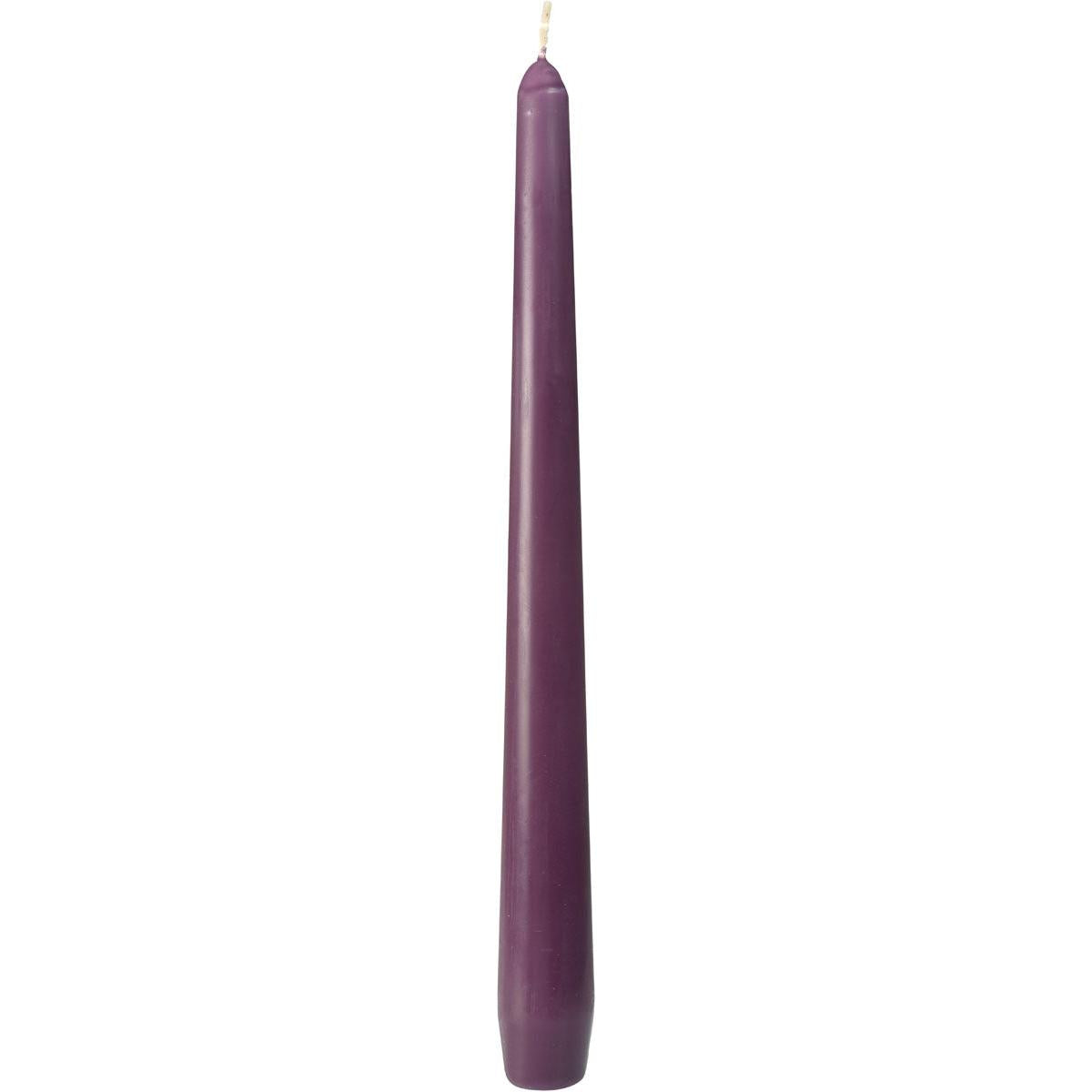 Eine einzelne unbeleuchtete violette Leuchterkerze der Duni GmbH (ca. 7h, 250 x 22 mm) mit sichtbarem Docht steht aufrecht vor einem weißen Hintergrund.