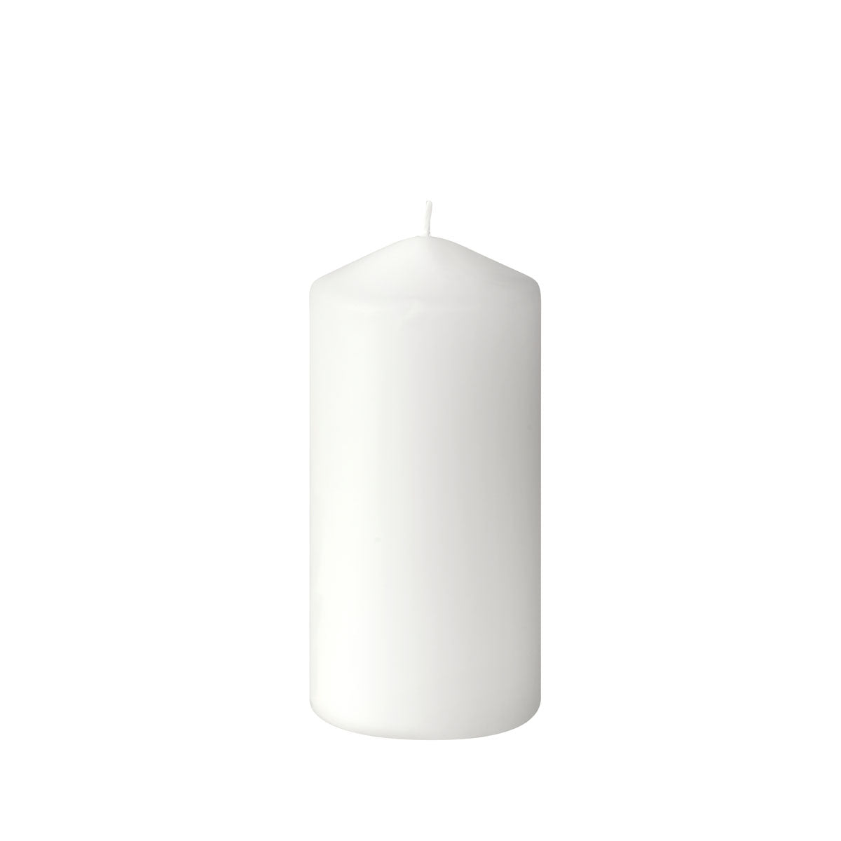 Die Stumpenkerze von Duni GmbH (150 x 70 mm) bietet ca. 50 Stunden Brenndauer und präsentiert sich unbeleuchtet mit rundem Kopf und mittigem Docht vor weißem Hintergrund.