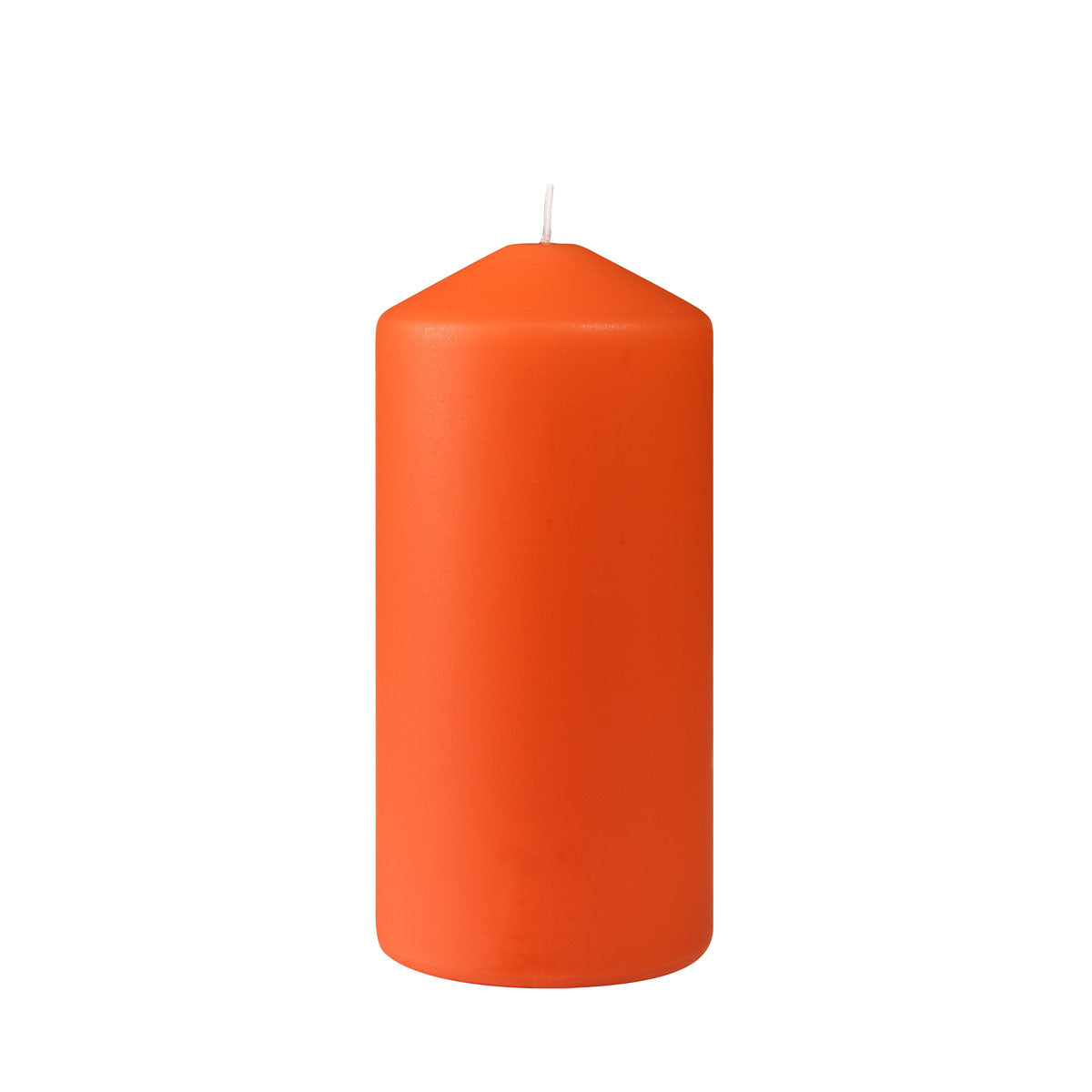 Die Duni GmbH Stumpenkerzen, ca. 50h (150 x 70 mm), ist eine schlichte orangefarbene zylindrische Kerze mit flachem Boden und weißem Docht, die aufrecht vor einem weißen Hintergrund steht. Sie bietet eine beeindruckende Brenndauer von ca. 50 Stunden.