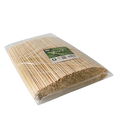 In einer Klarsichtverpackung befinden sich 1000 PAPSTAR Bambus Schaschlikspieße „pure“ mit spitzer Spitze. Das grün-weiße Etikett trägt das Logo der PAPSTAR GmbH und macht diese Öko-Spieße ideal für umweltbewusstes Grillen.