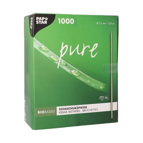 Die grüne „PURE“-Box der PAPSTAR GmbH enthält 1000 biobasierte Holz-Schaschlikspieße (3,5 mm x 20 cm) auf einem Tablett. Die Verpackung ist perfekt für Grillpartys und zeigt einen Spieß, taufrisches Gras und das PAPSTAR-Logo in der oberen linken Ecke.