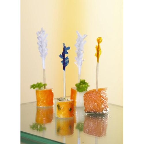 Vier mundgerechte Häppchen, aufgespießt mit jeweils einem PAPSTAR 1000 Deko-Picker 6,8 cm „Frills“ der PAPSTAR GmbH, bestehen aus mit Petersilie garnierten Fisch- und Gemüsewürfeln, elegant arrangiert als stilvolle Tischdekoration.