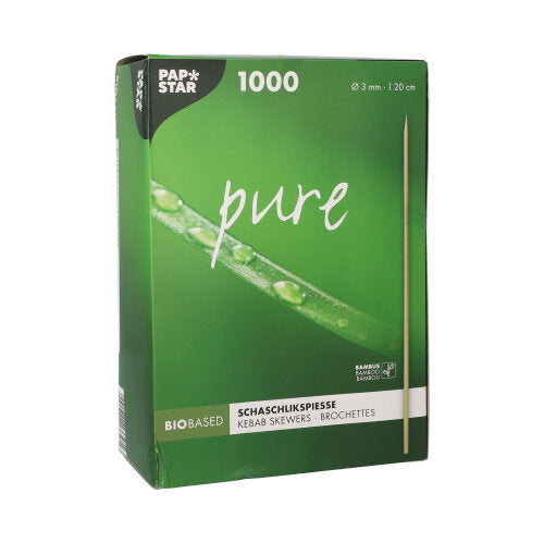Eine grüne Box mit der Aufschrift „PAPSTAR 1000 Schaschlikspieße, Bambus pure“ der PAPSTAR GmbH enthält 1.000 umweltfreundliche Bambusspieße (20 cm x 3 mm). Auf der Verpackung sind aufgespießte Lebensmittel und die Nahaufnahme eines grünen Blattes mit Wassertropfen abgebildet.