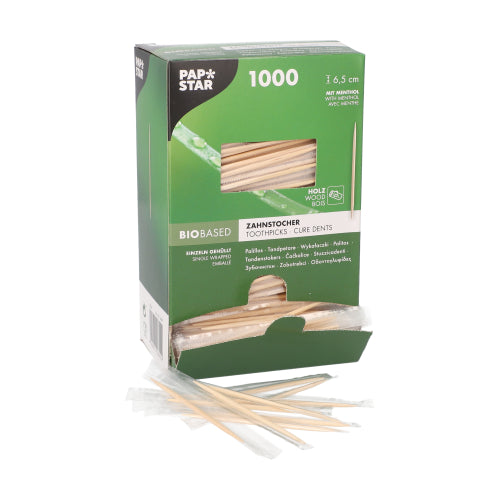 Eine grüne PAPSTAR-Box mit der Aufschrift „1000 Zahnstocher“ enthält 1000 einzeln verpackte, runde 6,5 cm lange Holzzahnstocher mit Menthol, ideal für die Mundhygiene nach dem Essen. „BIOBASED“ und „TOOTHPICKS“ sind mehrsprachig dargestellt.