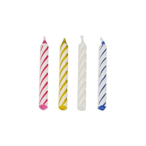 Vier farbig sortierte PAPSTAR Geburtstagskerzen aus der 144er Faltschachtel (6 cm, Pink, Gelb, Weiß und Blau) von PAPSTAR GmbH stehen rechts nebeneinander vor weißem Hintergrund.