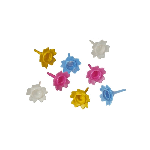 Der PAPSTAR Halter für Geburtstagskerzen farbig sortiert (144 Stück) von der PAPSTAR GmbH verfügt über farbenfrohe Halter – ideal für die dekorative Platzierung auf der Geburtstagstorte.