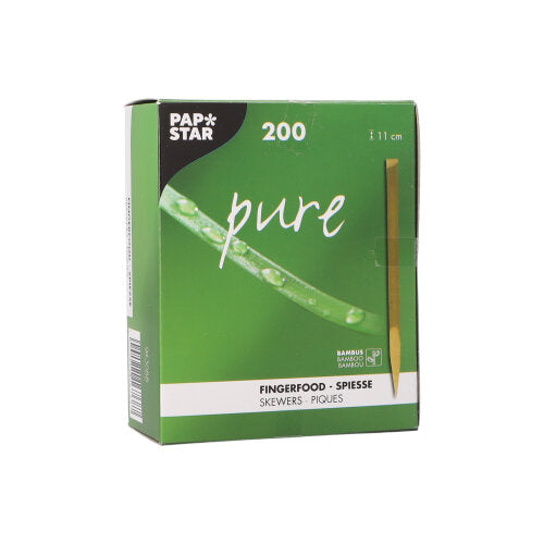 Eine grüne Schachtel der PAPSTAR GmbH mit der Aufschrift „Nature“ enthält 200 umweltfreundliche, biologisch abbaubare Fingerfood-Spieße aus Bambus (11 cm lang) auf einem Papptablett. Die Vorderseite zeigt einen Spieß und einen Bambusstab mit Wassertropfen.