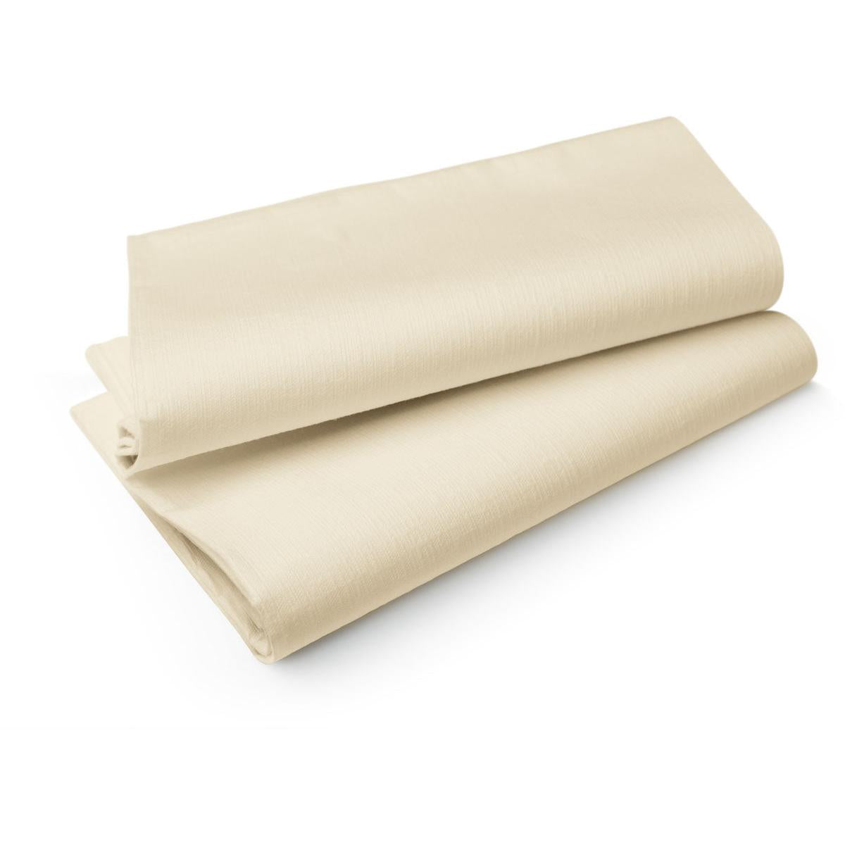Ein Paar fein säuberlich gefaltete beigefarbene Bettlaken auf weißem Untergrund, die an die elegante Leinenoptik der Duni GmbH Evolin-Tischdecken 127 x 180 cm erinnern.