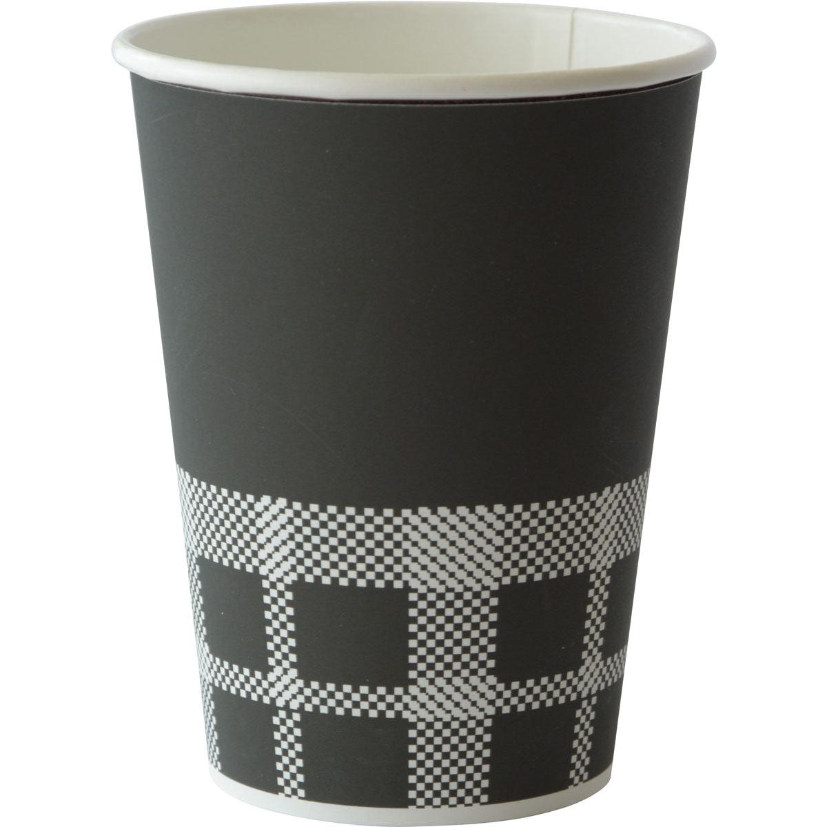 Der Becher Izza schwarz Bedruckt PAP/PE von Duni GmbH ist ein umweltfreundlicher, recyclebarer Pappbecher mit weißem Innenleben und geometrischem Muster aus weißen Quadraten und Rechtecken am unteren Rand.