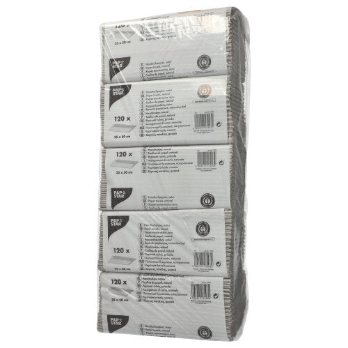 Eine in Klarsichtfolie verpackte Packung PAPSTAR Handtuchpapier C-Falz (50 cm x 25 cm, natur, 1-lagig) der PAPSTAR GmbH enthält sechs Stapel Servietten mit Etiketten mit Angabe der Menge (120 Blatt), Größe und Recyclingsymbolen.