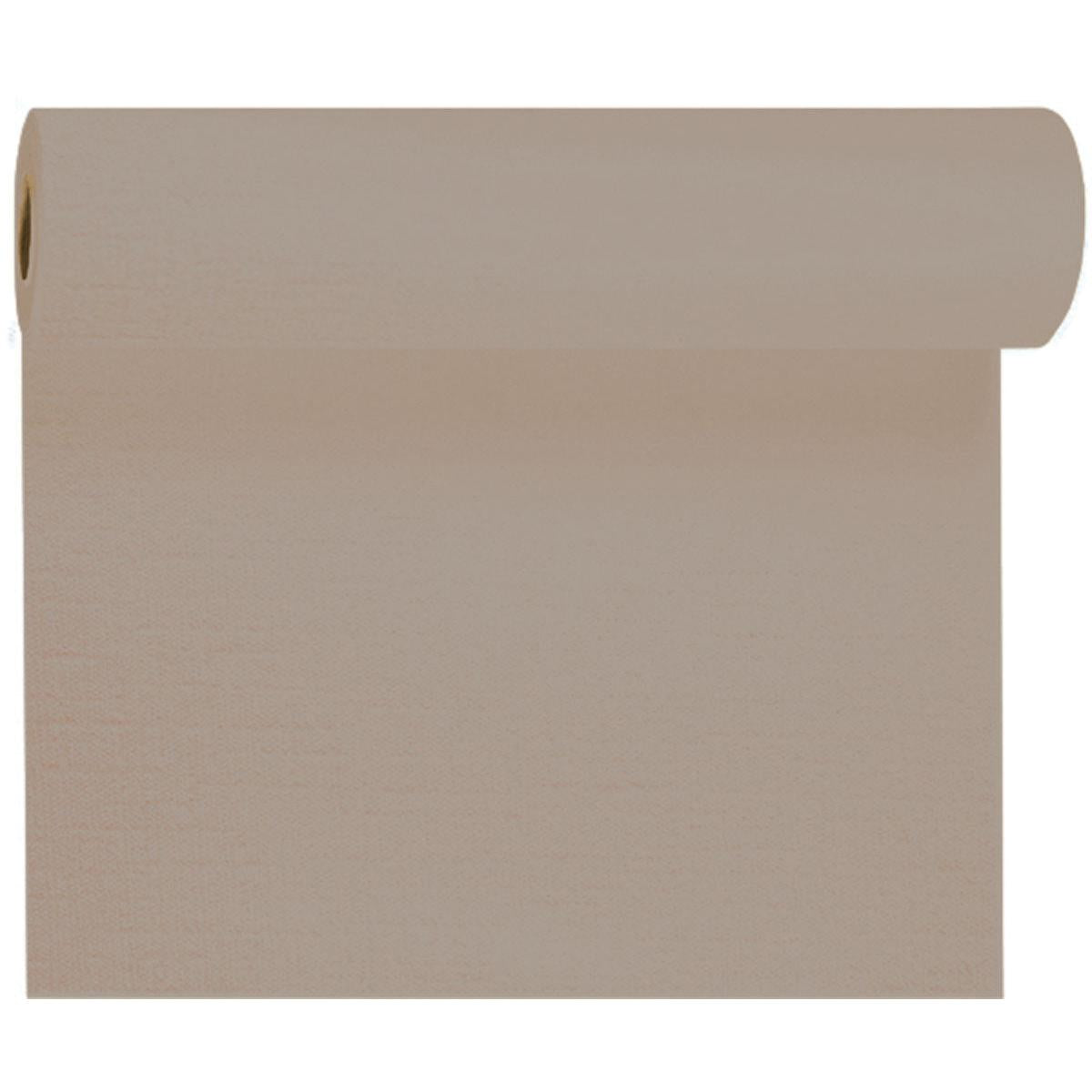 Eine Rolle beigefarbener Tapete, die abgerollt ihre glatte, gleichmäßige Struktur offenbart - ideal für die Kombination mit dem Evolin-Tischläufer Tête-à-Tête 24 m x 0,41 m (20 Abschnitte) der Duni GmbH, perfekt für eine stilvolle Tischdekoration vor weißem Hintergrund.