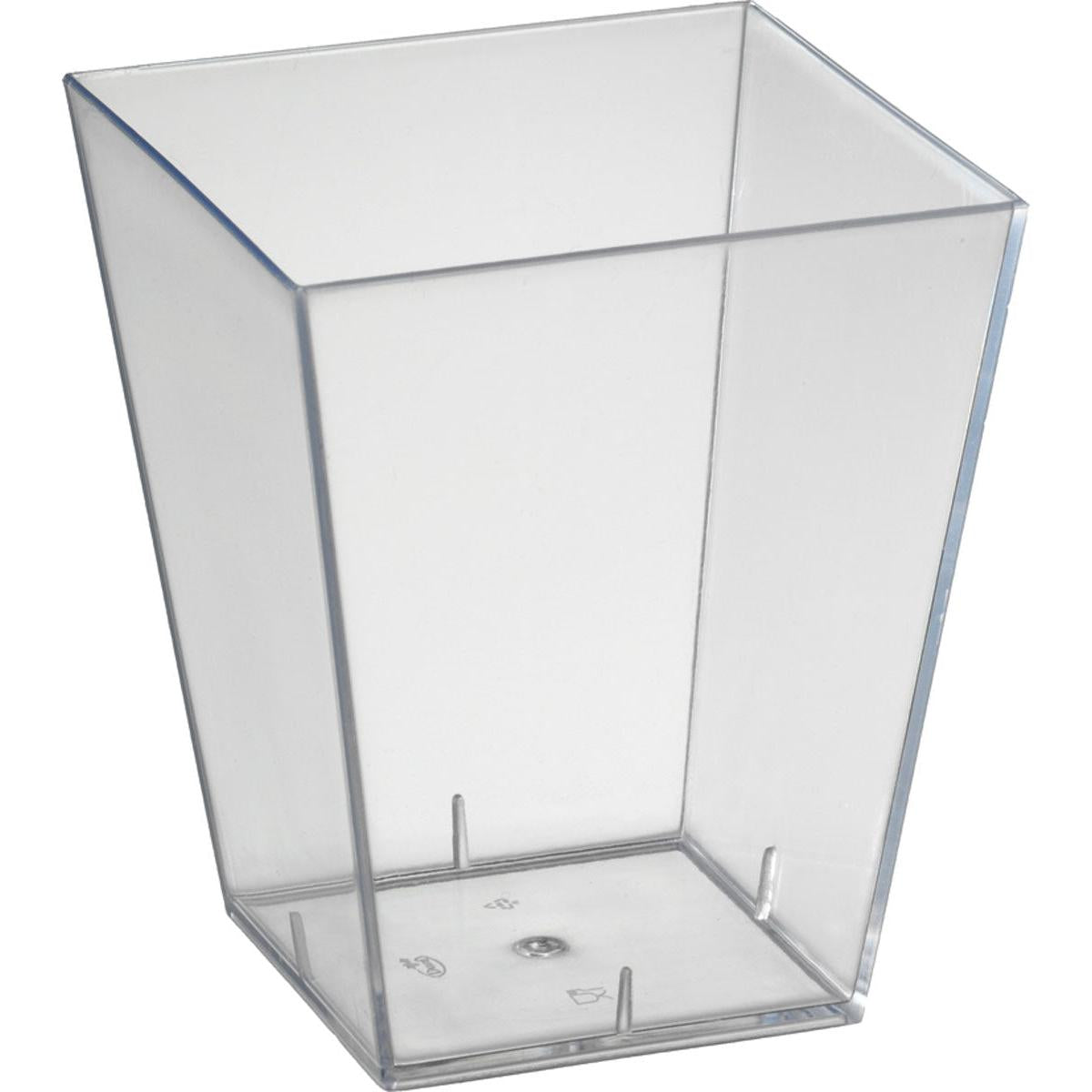 Ein klarer Kunststoffbecher mit quadratischer Grundfläche und geraden Seiten, schräg betrachtet vor weißem Hintergrund, ähnelt dem Duni GmbH Square, groß Transparent PS mit seinem einfachen und funktionalen Design.