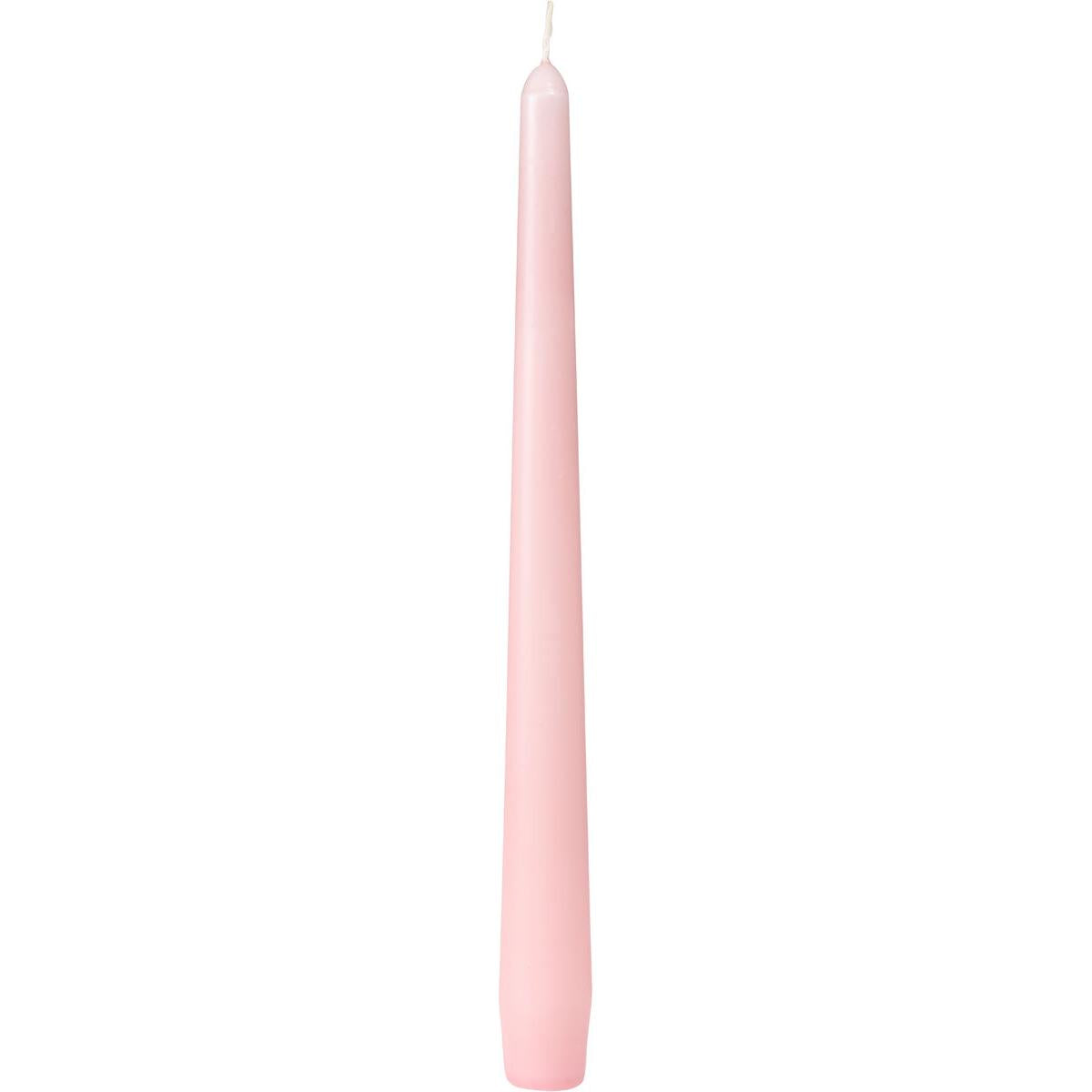 Eine hohe, spitz zulaufende rosa Leuchterkerze der Duni GmbH (250 x 22 mm, ca. 7h) mit weißem Docht steht aufrecht vor weißem Hintergrund.