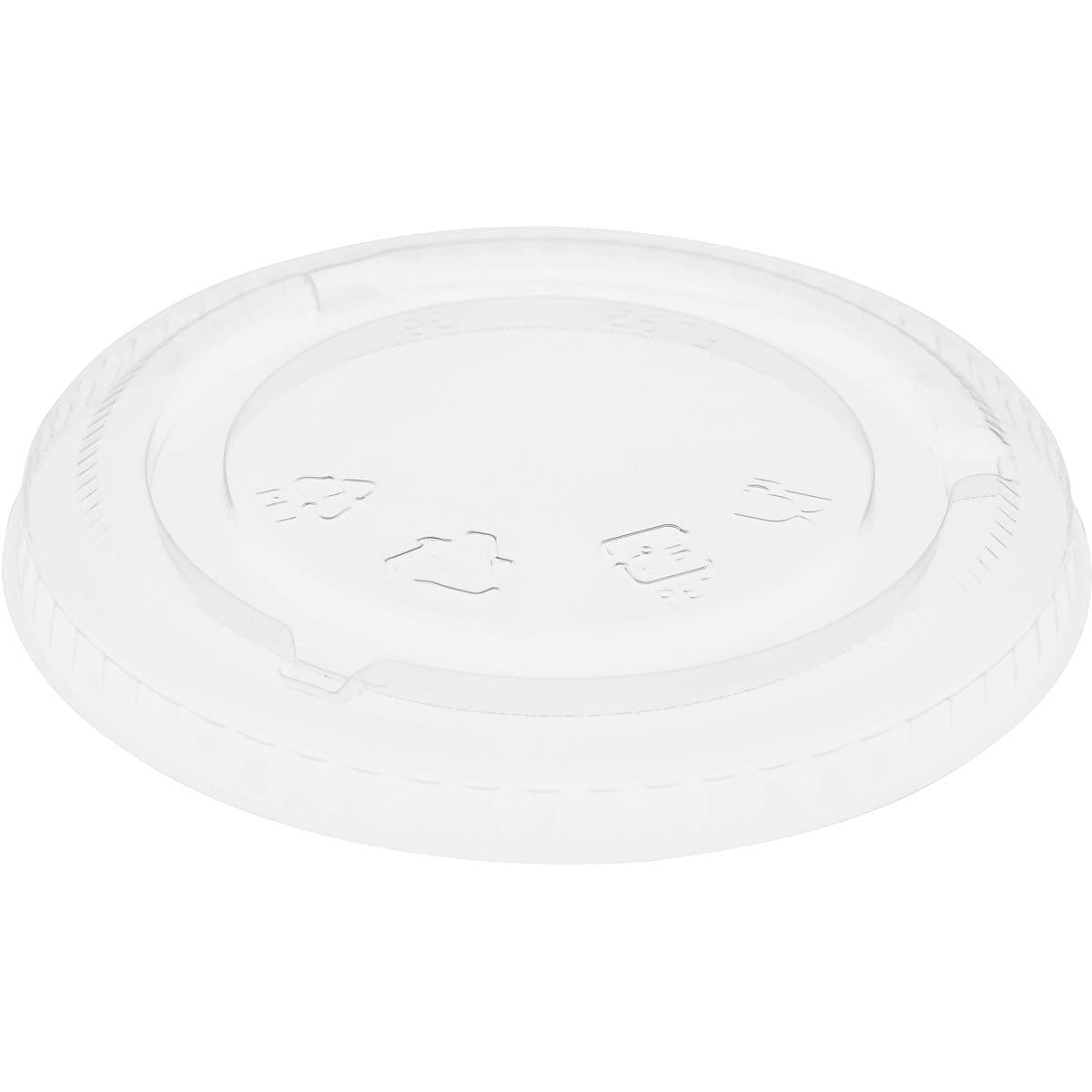 Ein transparenter flacher Deckel geschlossen für 188001-2 von Duni GmbH, aus rPET mit geprägten Recyclingsymbolen und einem strukturierten Rand für die Griffigkeit, dargestellt in einer leicht schrägen Draufsicht. Packung: 60 Stück-ideal für nachhaltige Verpackung.