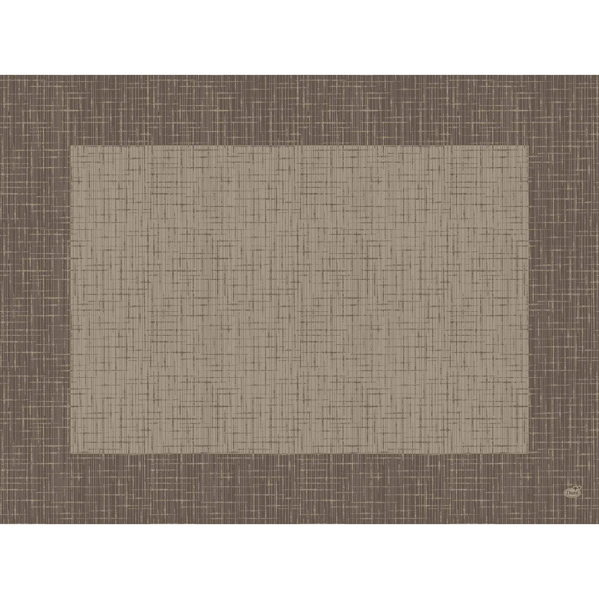 Ein minimalistisches, geometrisches Bild zeigt eine quadratische, beigefarbene Fläche mit einer gewebten Textur, die auf einem dunkleren, braunen Hintergrund zentriert ist und an das gitterartige Design der Dunicel-Tischsets 30 x 40 cm Linnea greige der Duni GmbH (100 Stück) erinnert.