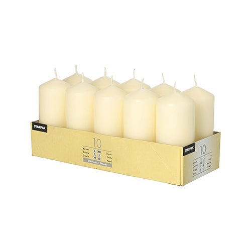 Die Starpak 10 Stumpenkerzen Ø 40 mm · 90 mm, arrangiert in einem gelben Tray, eignen sich perfekt für Hochzeiten oder um eine gemütliche Atmosphäre zu schaffen.