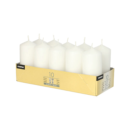 Ein Kartonfach fasst zehn Starpak Stumpenkerzen (Ø 40 mm, 90 mm) in zwei Reihen zu je fünf; Die Verpackung zeigt Produktinfos und den Markennamen „Starpak“ auf den Seiten.