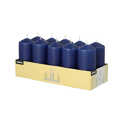 Ein Kartontray fasst zehn aufrecht stehende, dunkelblaue Starpak 10 Stumpenkerzen (Ø 40 mm · 90 mm) in zwei Reihen zu je fünf Stück. Die Box zeigt Produktinformationen und verspricht eine verlängerte Brenndauer für romantische Stimmung.