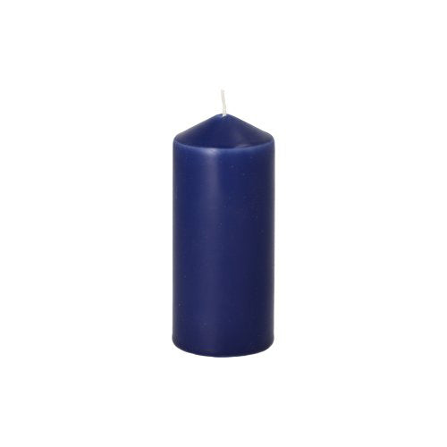 Eine einzelne, unbeleuchtete dunkelblaue Starpak 10 Stumpenkerzen Ø 40 mm · 90 mm mit weißem Docht steht aufrecht vor einem schlichten weißen Hintergrund, ideal um bei Hochzeiten oder besonderen Anlässen eine gemütliche Atmosphäre zu schaffen. Marke: Starpak.
