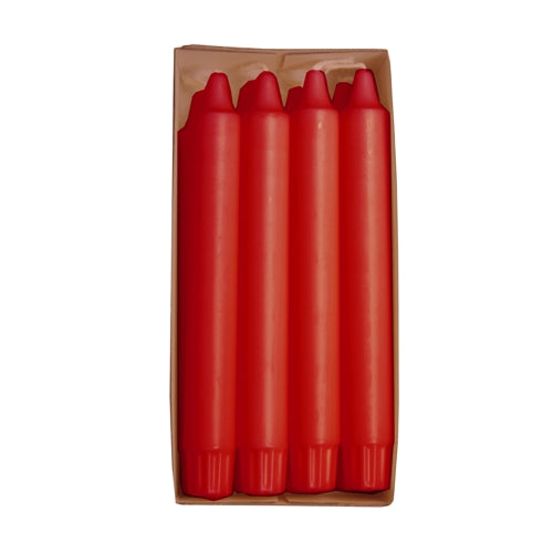 Acht rote, zylindrische PAPSTAR 8 Kronkerzen (Ø 2,4 cm × 20 cm) aus 100% Stearin der PAPSTAR GmbH sind nebeneinander in einem offenen Papptray angeordnet, abgebildet auf weißem Hintergrund.