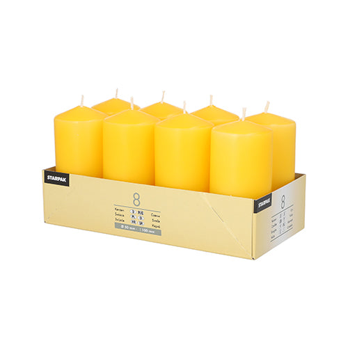 Eine Schachtel mit acht gelben Starpak 8 Stumpenkerzen (Ø 50 mm, 100 mm), angeordnet in zwei Reihen zu je vier Stück. Der Markenkarton ist seitlich beschriftet – ideal für Ihren Lieblingskerzenhalter.